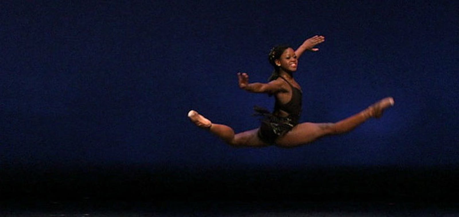 Первая позиция керри. Aran bell балет. Талантливый танцор балета. Position one. Танцовщица из 90.